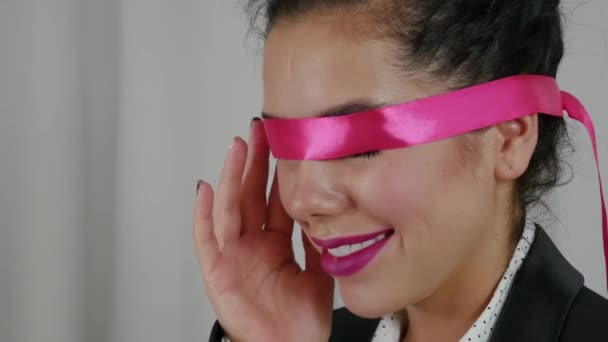 Belleza morena toma una cinta roja de sus ojos — Vídeo de stock