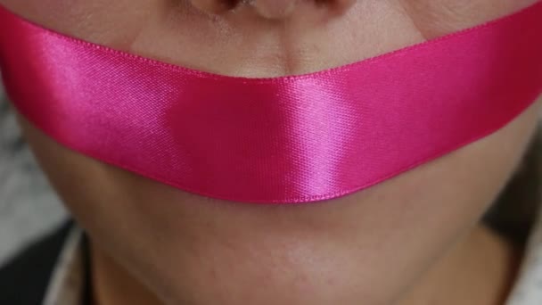 Belleza morena toma una cinta roja de sus labios — Vídeos de Stock