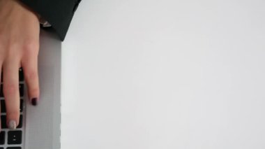 Yüz dolar faturaları Bitcoin masada düşüyor