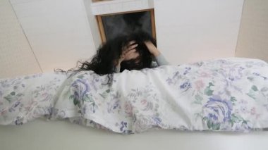 Güzel gülümseyen seksi Bayan yatakta yatıyordu