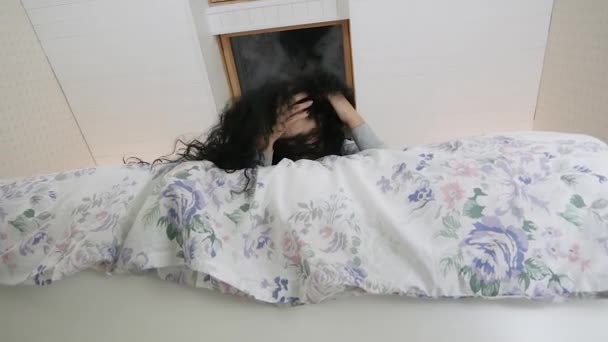 Mooie lachende sexy dame liggend op het bed — Stockvideo