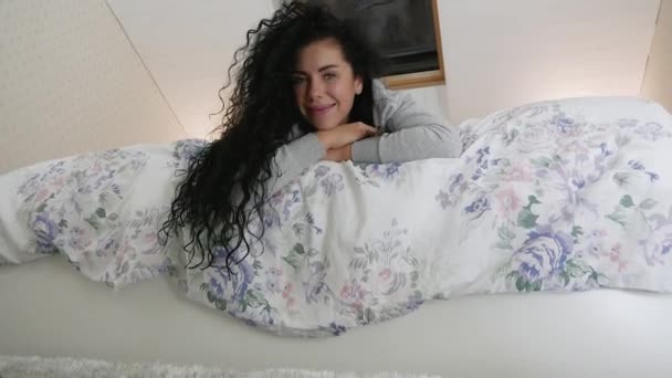Piękna kobieta, patrząc na zwolnionym tempie na jej łóżko w sypialni — Wideo stockowe