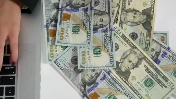 Honderd dollarbiljetten vallen op tafel — Stockvideo