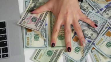 Yüz dolar faturaları Döviz Bitcoin üzerinde
