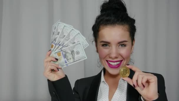 Des billets de cent dollars et Bitcoin dans les mains — Video