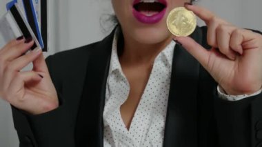 Kredi kartları ve Bitcoin elinde