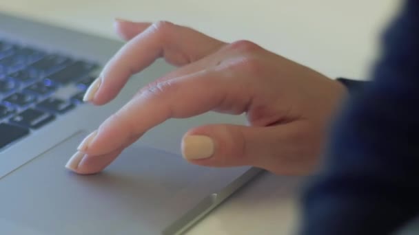 Elegante mano femenina con laca amarilla sobre clavos toca panel táctil — Vídeos de Stock