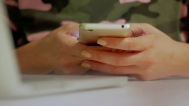 Kamuflaj giysili kızı parmakları telefonunu dokunur