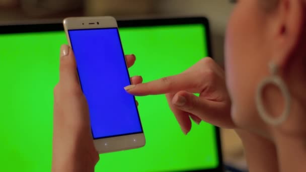 Chica hace videollamada en el teléfono con pantalla azul — Vídeo de stock