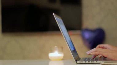 Laptop yakın kadar üzerinde şiiri kadının elleri oluşturur