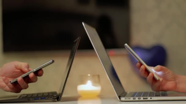Пара Студенти Робота на смартфоні біля ноутбуків CLOSE UP — стокове відео