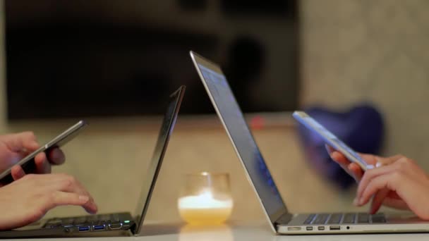 Un paio di studenti Mani che lavorano su smartphone e laptop CHIUDI — Video Stock