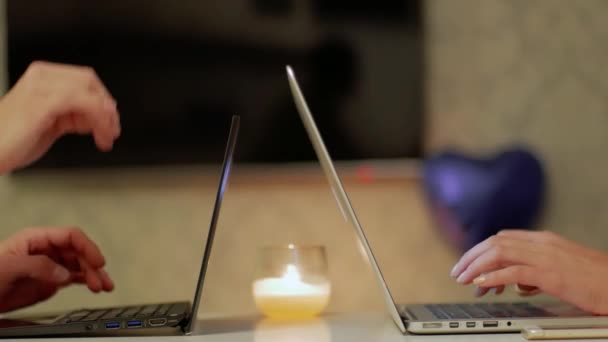 Δυο ενήλικες τα χέρια τελειώσει να λειτουργεί σε φορητούς υπολογιστές και τα χέρια κούνημα Close Up — Αρχείο Βίντεο