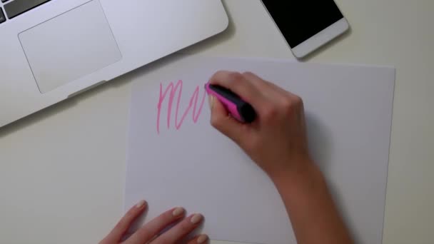 女性は、白い紙の上の新しい目標を書き込みます。モチベーション — ストック動画