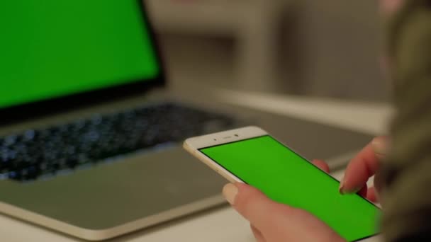 Flicka vidrör telefon med grön skärm — Stockvideo