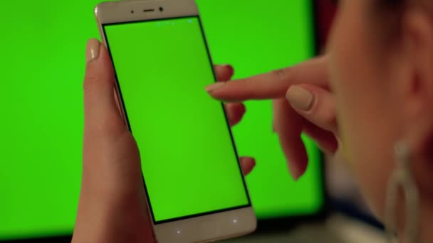 Lady raakt telefoon met groen scherm — Stockvideo