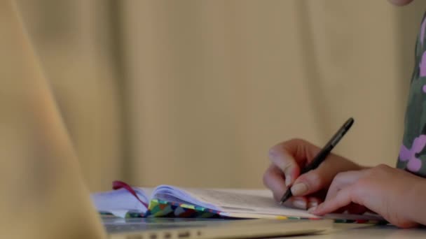 As mãos femininas elegantes com laca em pregos escrevem no caderno — Vídeo de Stock