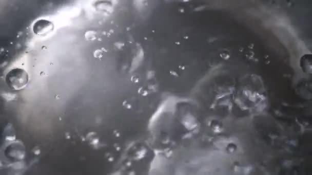 Wasser kocht in einer Metallpfanne, große Blasen — Stockvideo