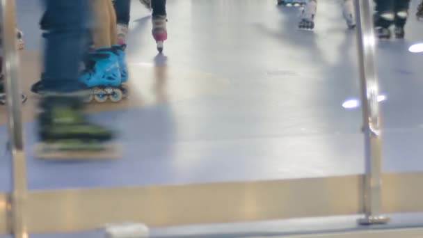 Los adolescentes montan en rodillos en el aeródromo — Vídeo de stock