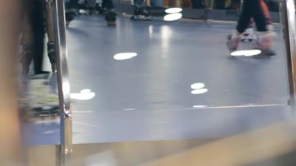 Los adolescentes montan sobre rodillos en el aeródromo — Vídeos de Stock