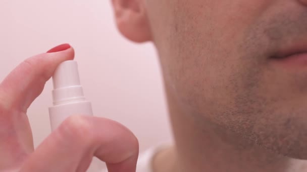 A man looks after the skin of his face after shaving with a moisturizer — Stock Video