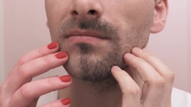 Les mains masculines et féminines touchent le visage souriant après le rasage — Video