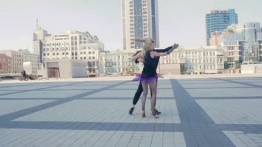 Dans eden mutlu çift caddesi