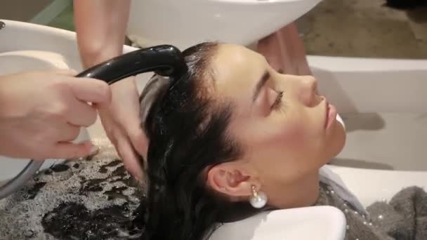 Weibliche Haare waschen — Stockvideo
