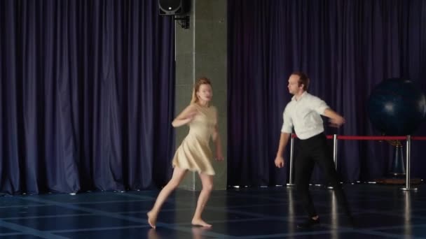 Szczęśliwa para taniec — Wideo stockowe