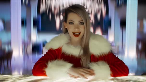 Atraktivní santa girl — Stock video