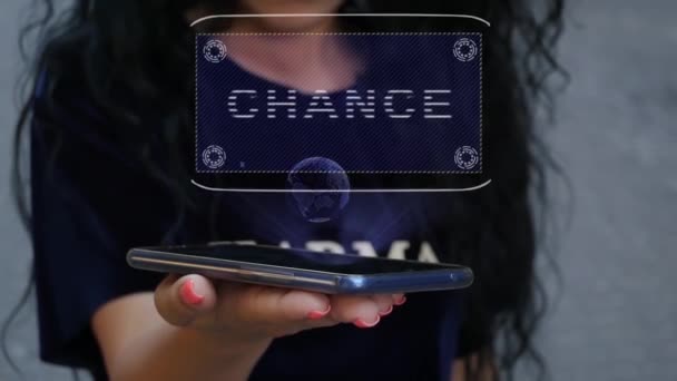 Egy nő Hud hologramot mutat Chance-nek — Stock videók