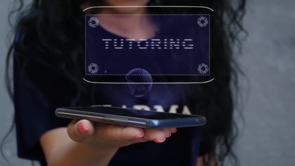 Женщина показывает голограмму HUD Tutoring — стоковое видео