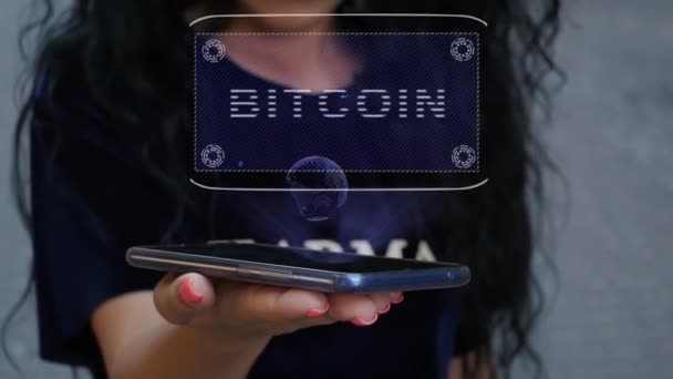 Femme montrant HUD hologramme Bitcoin — Video
