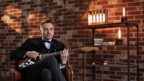 Müzisyen elektro gitar çalar — Stok video