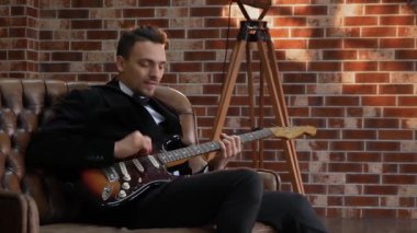 Müzisyen elektro gitar çalar