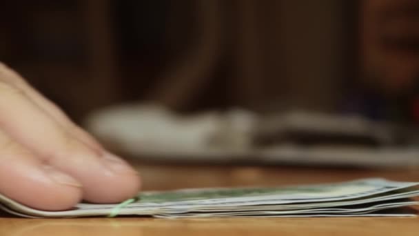 Рука відкладає банкноти — стокове відео