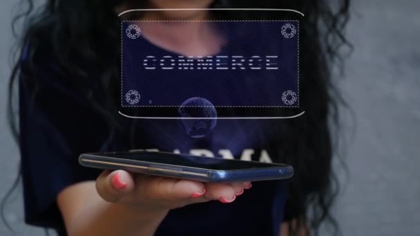 Kobieta pokazuje Hud hologram Commerce — Wideo stockowe