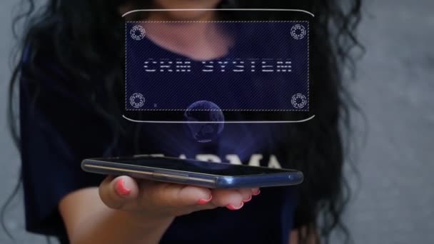 Mujer mostrando sistema de CRM holograma HUD — Vídeo de stock