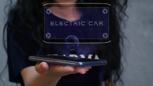 Γυναίκα δείχνει Χαντ ολόγραμμα ηλεκτρικό αυτοκίνητο — Αρχείο Βίντεο