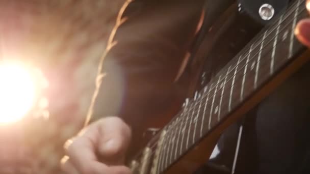 Hands play electric guitar — Stock Video
