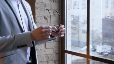 Adam Güneş Gözlüğü Takıyor