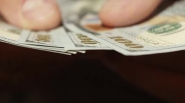 Eller banknotları sayar