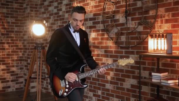 Музыкант танцует на гитаре — стоковое видео