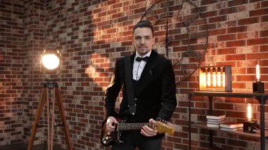Gitarla dans eden müzisyen
