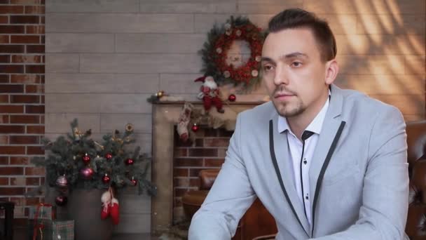 L'homme pense aux cadeaux — Video