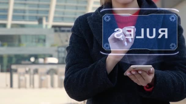 La femme interagit avec les règles HUD — Video