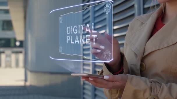 Empresária interage HUD Planeta digital — Vídeo de Stock