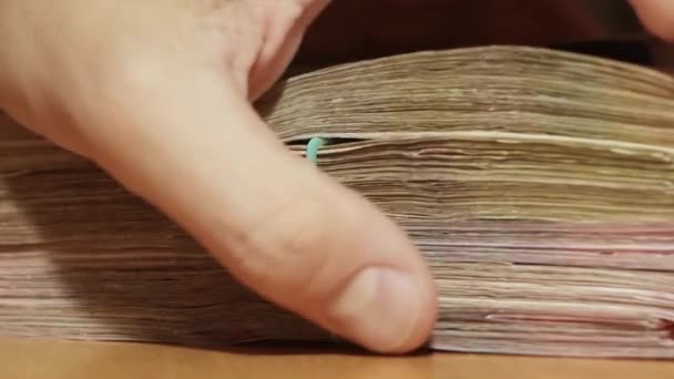 Hand pikt geld op — Stockvideo