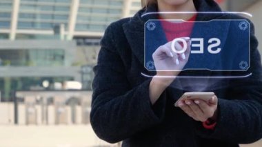 Kadın, Hud Seo ile iletişim kurar.