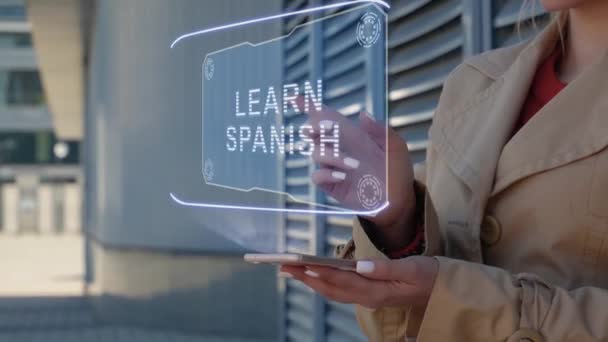 女商人与赫德互动学习西班牙语 — 图库视频影像